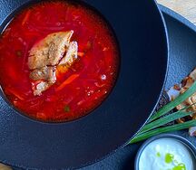 Борщ с томленым ребром, салом и бородинскими гренками