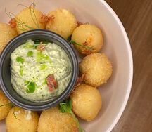 Сырные шарики с беконом и соусом тартар