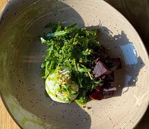 Салат с вяленой свеклой, сырным муссом и соусом песто