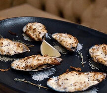 Запеченные мидии в сырном соусе с дижонской горчицей