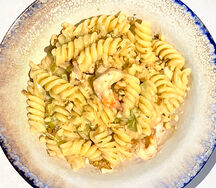 Паста фузилли с креветками и сладким перцем