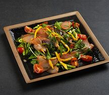 Салат с манго и карпаччо