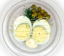 Яйцо под майонезом