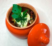 Тушеный картофель со свининой в горшочке