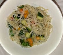 Салат с фунчозой и овощами