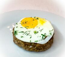 Бифштекс с яйцом