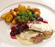 Свинина с клюквенным соусом