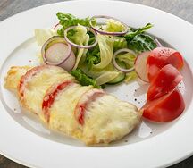 Куриное филе, запечённое с помидором и Моцареллой