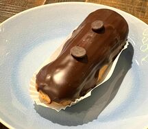 Эклер шоколадный