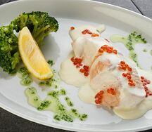 Лосось в сливочно-икорном соусе на пару