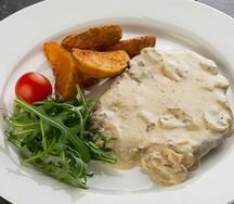 Говядина в сливочно-грибном соусе