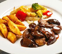 Свиные медальоны под сливовым соусом