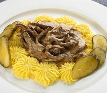 Бефстроганов с картофельным пюре