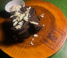 Ржаные гренки с белым чесночным соусом