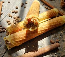 Вафельная трубочка с грецким орехом и сгущенкой
