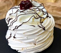 Десерт Павлова (вишня)