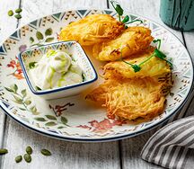 Картофельные драники с беконом и сметаной