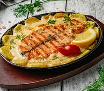 Лосось с картофелем по сливочно-чесночным соусом