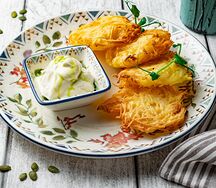 Картофельные драники со сметаной