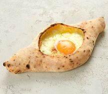 Пиде с сыром и яйцом