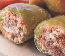 Перец фаршированный мясом и рисом