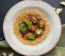 Митболы с томатным соусом и кускусом