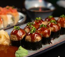Ролл запеченный с угрем и курицей