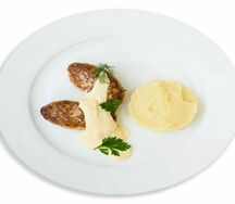 Куриные котлеты с пюре и сырным соусом