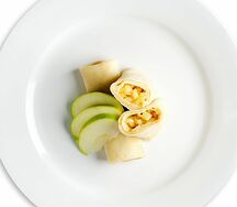 Блины с яблоком и корицей