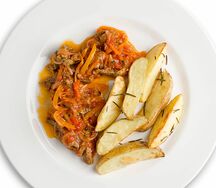 Гуляш из говядины с картофелем, запеченным в травах
