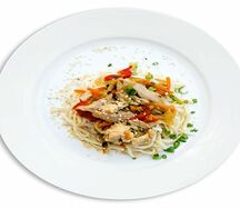 Удон с курицей и овощами