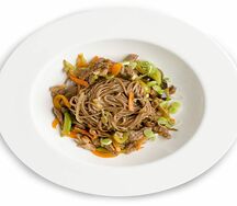 Гречневая лапша Wok с говядиной и овощами