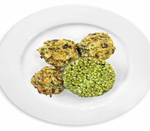 Оладьи овощные с зелёной гречкой и соусом Песто