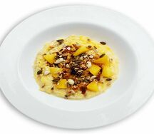 Каша кукурузная на молоке с гранолой