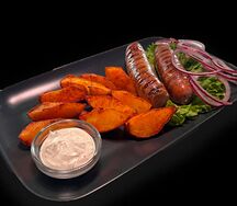 Свиные колбаски с картофелем по-деревенски и чесночным соусом