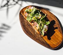 Брускетта с уткой и соусом из тунца