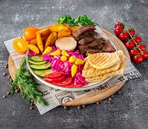 Шаурма на тарелке с говядиной