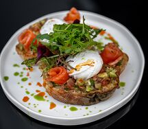 Сальса-гуакамоле и яйцо пашот с креветками или семгой