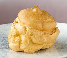 Эклер с заварным кремом