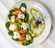 Салат с семгой и страчателлой