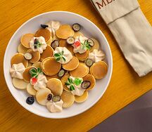 Мини-панкейки с карамельной ряженкой и ягодами