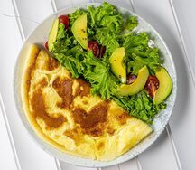 Омлет с салатом