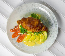 Яйца Бенедикт с семгой и авокадо