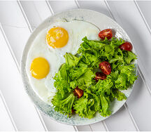 Яичница с хрустящим беконом и сыром