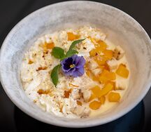 Манная каша на кокосовом молоке с персиком