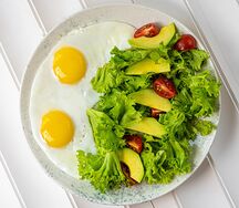 Яичница с салатом 