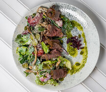 Салат с говядиной, вешенками и сливой