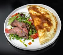 Французский омлет с говядиной и базиликом