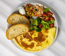 Омлет с тигровыми креветками и сальсой