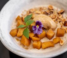 Овсяная каша на миндальном молоке с пряным яблоком и арахисовой пастой